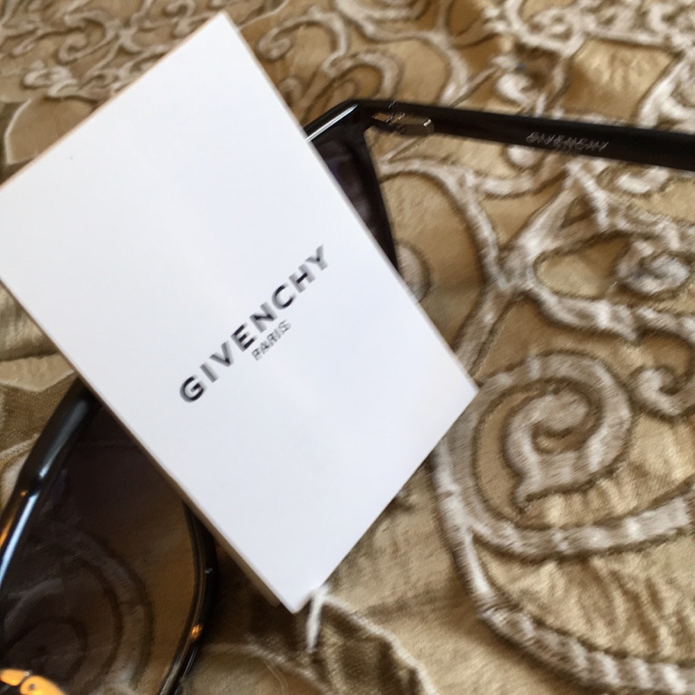 Dark brown GIVENCHY sunglasses - Picture 4 of 7